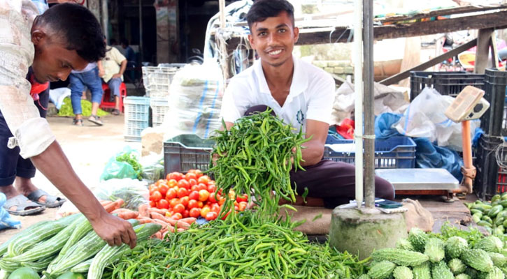 বরিশালে পাইকারি বাজারেই কাঁচা মরিচ ৪০০ টাকা কেজি 