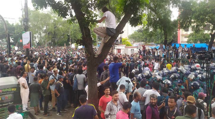 জিরো পয়েন্টে পুলিশের ব্যারিকেড, সেখানেই অবস্থান শিক্ষার্থীদের