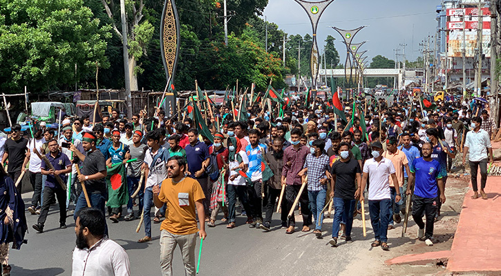 রাবি ছাত্রলীগের সাধারণ সম্পাদককে আন্দোলনকারীদের ধাওয়া