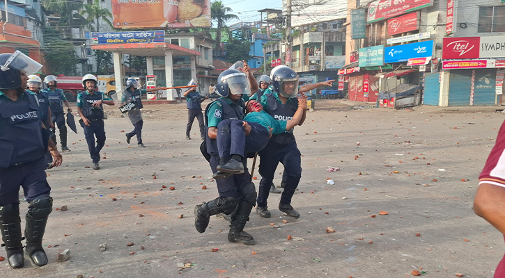 বরিশালে পু‌লি‌শ ও সাংবাদিক পেটালো আন্দোলনকারী‌রা