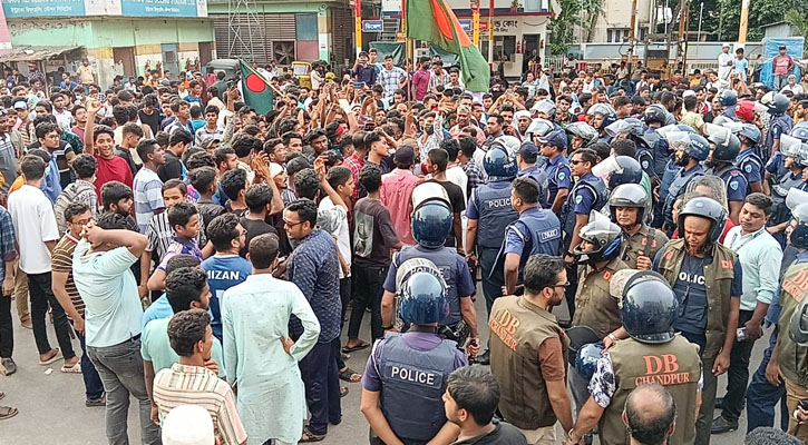 চাঁদপুরে আন্দোলনকারীদের সঙ্গে পুলিশের সংঘর্ষ, আহত ১০