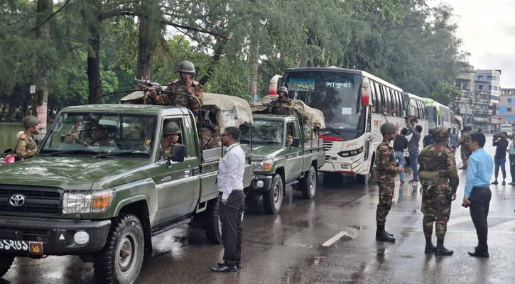 কুয়াকাটায় আটকে পড়া পর্যটকরা ফিরলেন সেনা পাহারায়