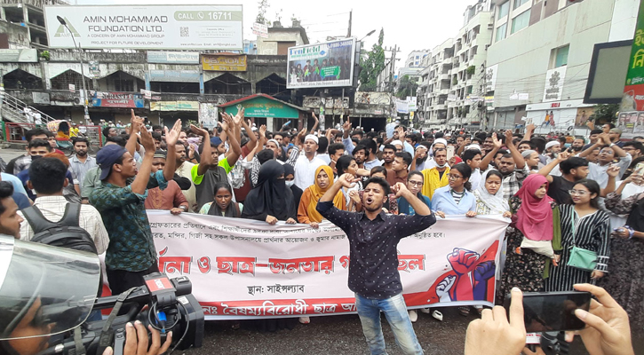 সায়েন্সল্যাব মোড় অবরোধ, ‘ভুয়া ভুয়া’ স্লোগান শিক্ষার্থীদের