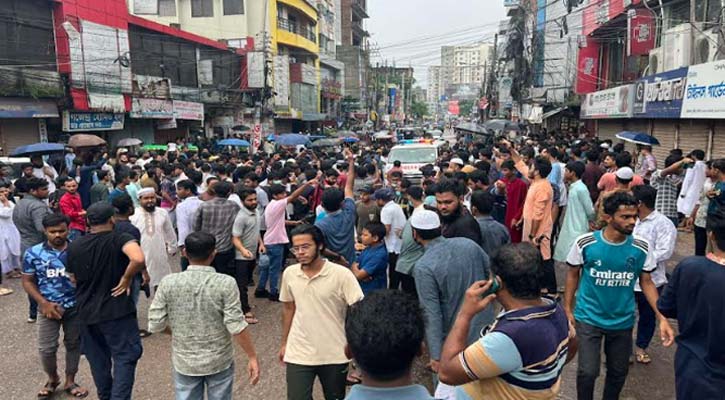 বৃষ্টি উপেক্ষা করে কুমিল্লার সড়কে শিক্ষার্থীদের মিছিল