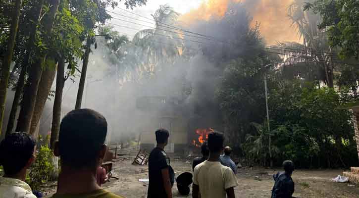 মির্জা কাদেরের বাড়িতে তিন বস্তা টাকা, ভাগ করে নিলেন হামলাকারীরা