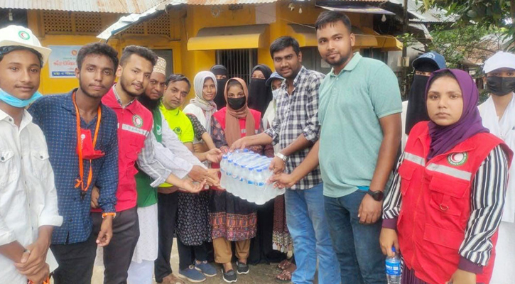 ট্রাফিকের দায়িত্ব পালনকারী শিক্ষার্থীদের পাশে বসুন্ধরা শুভসংঘ