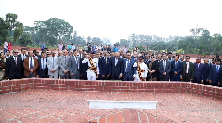 স্মৃতিসৌধ ও শহীদ মিনারে প্রধান বিচারপতির শ্রদ্ধা 