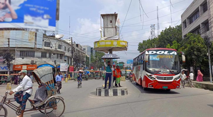 খুলনায় মোড়ে মোড়ে ট্রাফিক পুলিশ, আছেন শিক্ষার্থীরাও