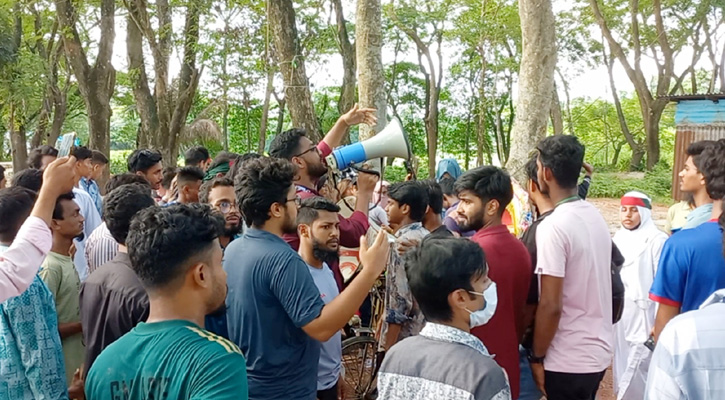 চাঁদপুর সেতুর টোল বন্ধের দাবিতে আবারও শিক্ষার্থীদের বিক্ষোভ