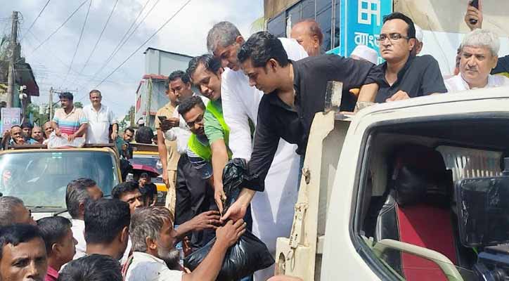 স্বতঃস্ফূর্তভাবে মানুষ বন্যার্তদের পাশে দাঁড়িয়েছে: পার্থ