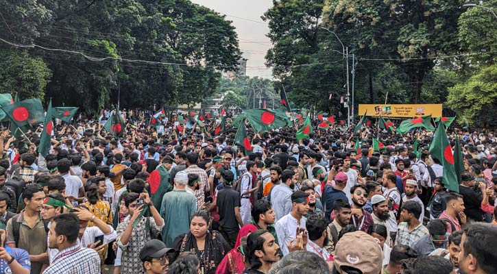 ‘শহীদি মার্চ’ শেষে শহীদ মিনার থেকে ৫ দফা ঘোষণা 