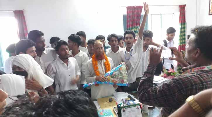 হাতুড়িপেটা করে পদত্যাগে বাধ্য করানো অধ্যক্ষকে এবার ফুল দিয়ে বরণ