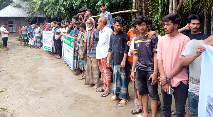 বসতি ভেঙে যাচ্ছে খালে, ভাঙন রোধের দাবিতে মানববন্ধন