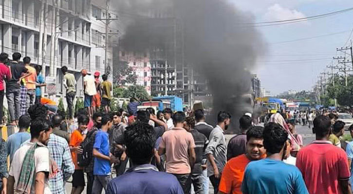 গাজীপুরে ট্রাকচাপায় শ্রমিক নিহত, অগ্নিসংযোগ-মহাসড়ক অবরোধ