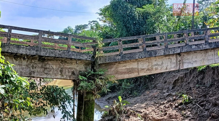 কুলাউড়ায় ফানাই নদীর ঝুঁকিপূর্ণ সেতুতেই এলাকাবাসীর চলাচল