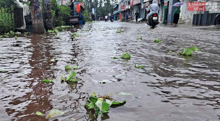 বাগেরহাটে টানা বৃষ্টিতে শহরে হাঁটু পানি