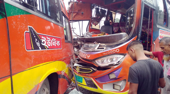 বরিশালে যাত্রীবোঝাই দুই বাসের মুখোমুখি সংঘর্ষ, আহত ১২