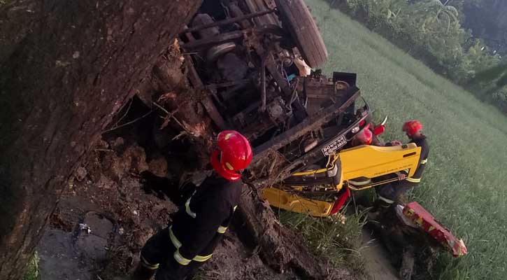 গাছের সঙ্গে ধাক্কা লেগে কাভার্ডভ্যান উল্টে চালক নিহত