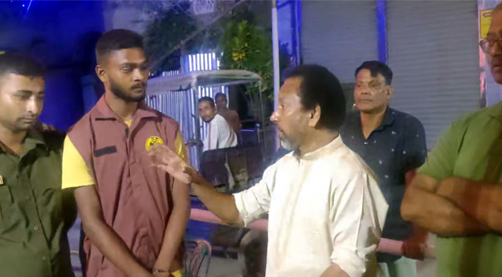 গভীর রাতে পূজামণ্ডপ ঘুরে সতর্ক থাকার আহ্বান বিএনপি নেতার 