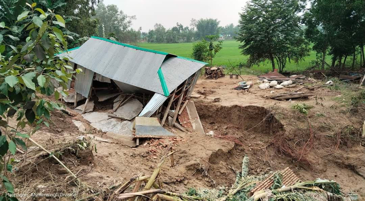 শেরপুরে বন্যার পানি কমলেও কাটেনি সংকট, দুর্ভোগে লক্ষাধিক মানুষ