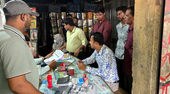 চিনি দিয়ে তৈরি ভেজাল মিশ্রি ও গুড় বিক্রির দায়ে জরিমানা