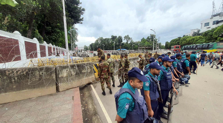 বঙ্গভবনের সামনে নিরাপত্তা আরও জোরদার, আছেন বিক্ষোভকারী-উৎসুক জনতা