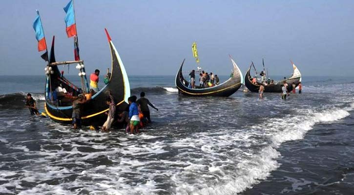 মাছ ধরা নৌকা-ট্রলারকে শনিবার সকাল পর্যন্ত নিরাপদে থাকার নির্দেশনা