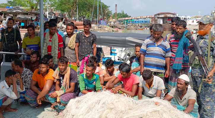 নিষেধাজ্ঞা না মেনে ইলিশ শিকার, বরিশালে ২৯ জেলে আটক