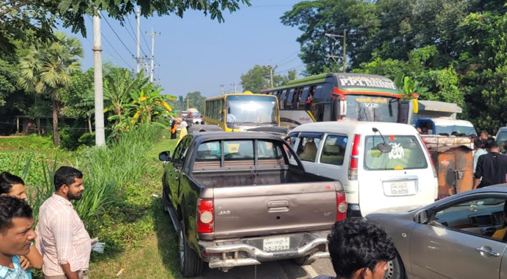 নরসিংদীতে বকেয়া বেতনের দাবিতে শ্রমিকদের সড়ক অবরোধ