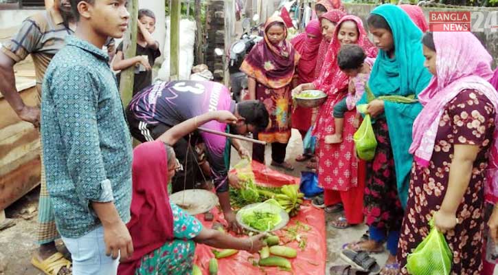 প্রথম দিনেই সাড়া ফেলেছে বরিশালের ন্যায্যমূল্যের দোকান