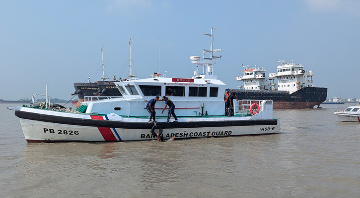 পশুর নদে এক জাহাজকে অপর জাহাজের ধাক্কা, জেলে নিখোঁজ