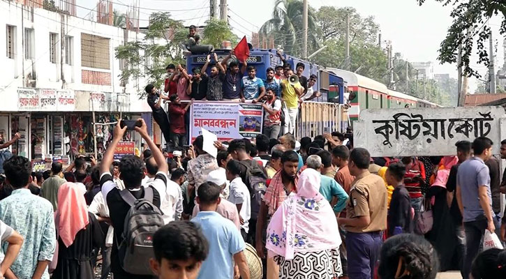 কুষ্টিয়ায় ট্রেন আটকে বিক্ষোভ