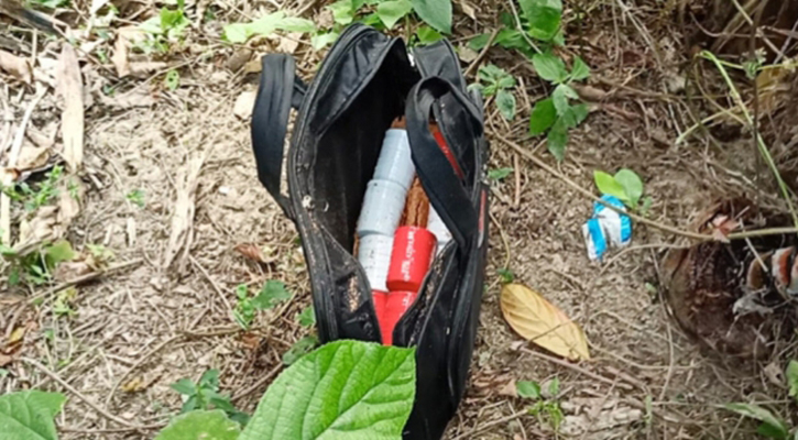 সড়কের পাশে পড়ে আছে ১০ ব্যাগ বোমাসদৃশ বস্তু