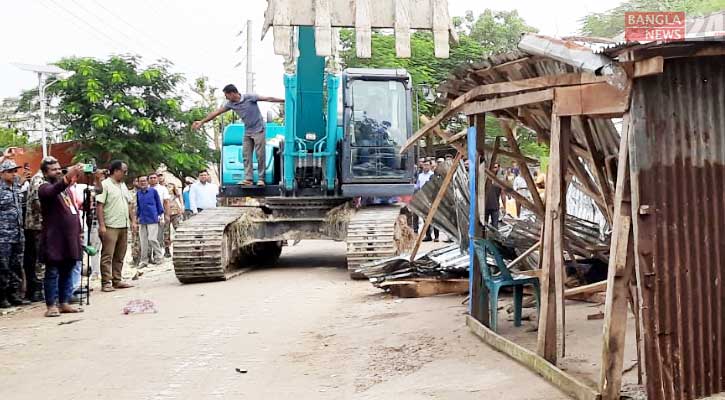 অবৈধ স্থাপনা উচ্ছেদ অভিযান চলছে মোংলা বন্দরে