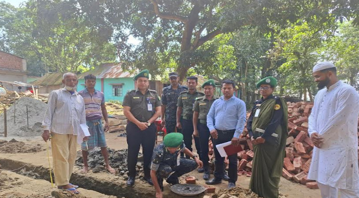 বন্যায় ক্ষতিগ্রস্ত ফয়েজকে ঘর করে দিচ্ছে আনসার