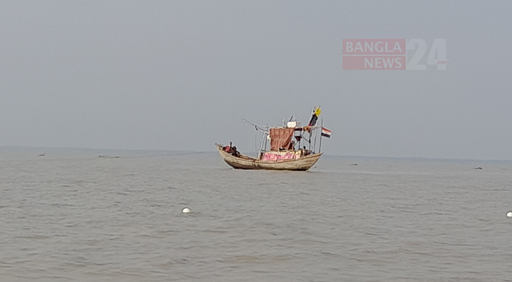 মেঘনার ডুবোচরে ধাক্কা খেয়ে মাছধরার নৌকা ডুবে মামা-ভাগিনার মৃত্যু