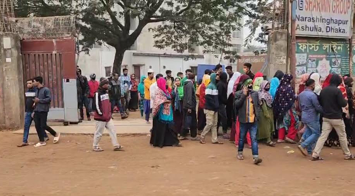 ইনক্রিমেন্ট বাড়ানোর দাবি: আশুলিয়ায় ২৫ কারখানায় উৎপাদন বন্ধ