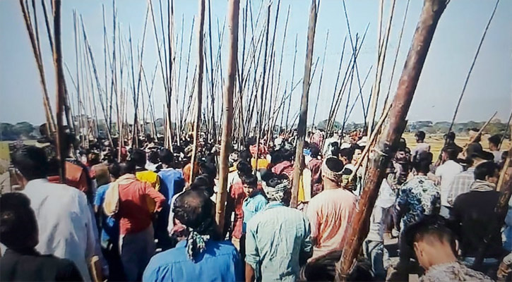 ভিন্ন গ্রামে হামলা করতে রণসাজে ১০ কিমি হেঁটে এলো শত শত লোক