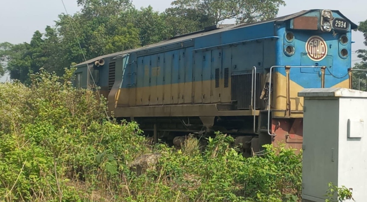 লাকসামে ইঞ্জিন লাইনচ্যুত, আড়াই ঘণ্টা দেরিতে ছেড়ে গেল মেঘনা এক্সপ্রেস 