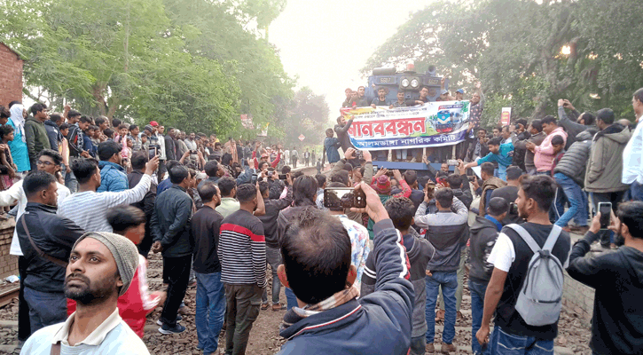 স্টপেজের দাবিতে বেনাপোল এক্সপ্রেস ট্রেন আটকে অবরোধ