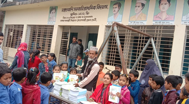ফেনীতে প্রাথমিকের ৩ শ্রেণির শিক্ষার্থীদের হাতে নতুন বই
