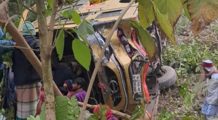 এক্সপ্রেসওয়েতে নিয়ন্ত্রণ হারিয়ে যাত্রীবাহী বাস খাদে, আহত ২০