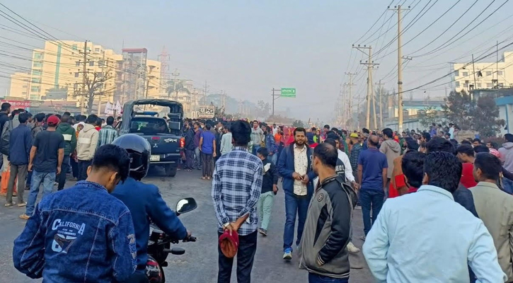 গাজীপুরে বেতন বাড়ানোর দাবিতে শ্রমিকদের বিক্ষোভ-অবরোধ 