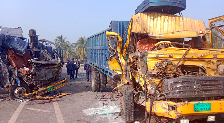 নড়াইলে ট্রাকের সঙ্গে সংঘর্ষে পিকআপভ্যান চালক নিহত