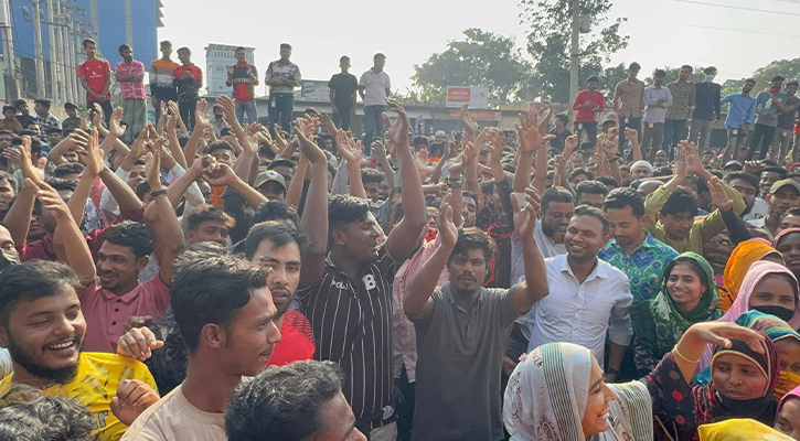 গাজীপুরে ফুটওভার ব্রিজের দাবিতে মহাসড়ক অবরোধ