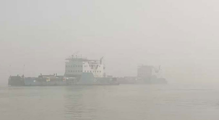 ঘন কুয়াশায় আরিচা ও পাটুরিয়া নৌরুটে ফেরি চলাচল বন্ধ 