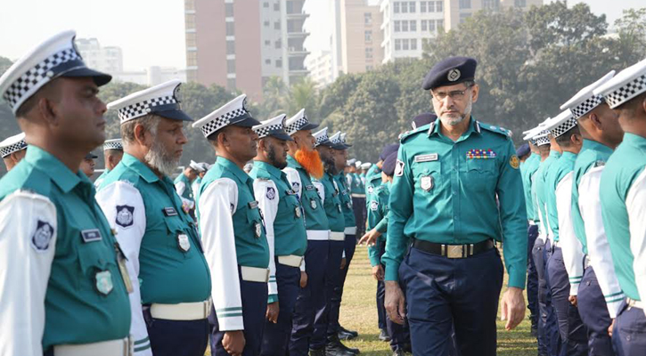 নগরীর সড়কে শৃঙ্খলা রক্ষায় ধৈর্যের সঙ্গে দায়িত্ব পালন করতে হবে