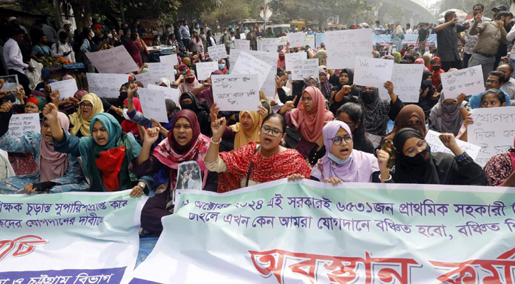 জাদুঘরের সামনে সুপারিশপ্রাপ্ত শিক্ষকদের অবস্থান