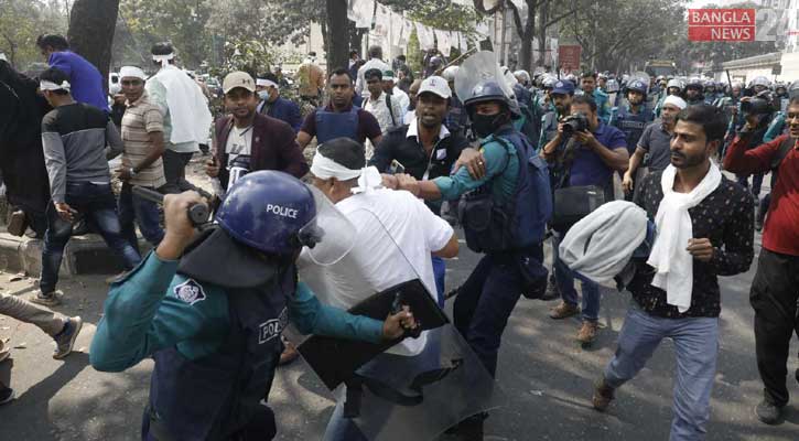 সচিবালয়ের সামনে চাকরিচ্যুত পুলিশ সদস্যদের লাঠিপেটা