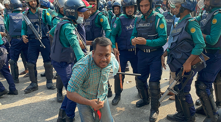 নিয়োগ চেয়ে ফের শাহবাগে শিক্ষক পদে সুপারিশপ্রাপ্তরা, পুলিশের লাঠিচার্জ